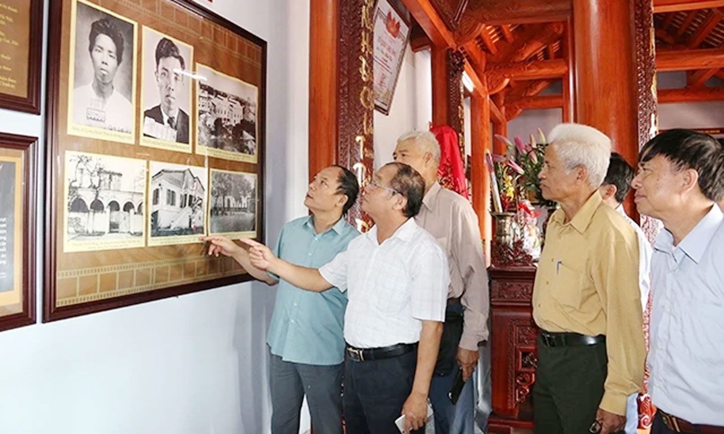 Người dân xem trưng bày về sự nghiệp hoạt động cách mạng của đồng chí Lương Khánh Thiện tại nhà lưu niệm đồng chí tại phường Lam Hạ, TP. Phủ Lý, tỉnh Hà Nam.