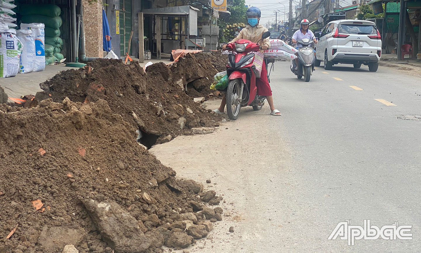 Đất san lắp đổ tràn trước cửa nhà dân, thiếu dây văng đảm bảo ATGT.