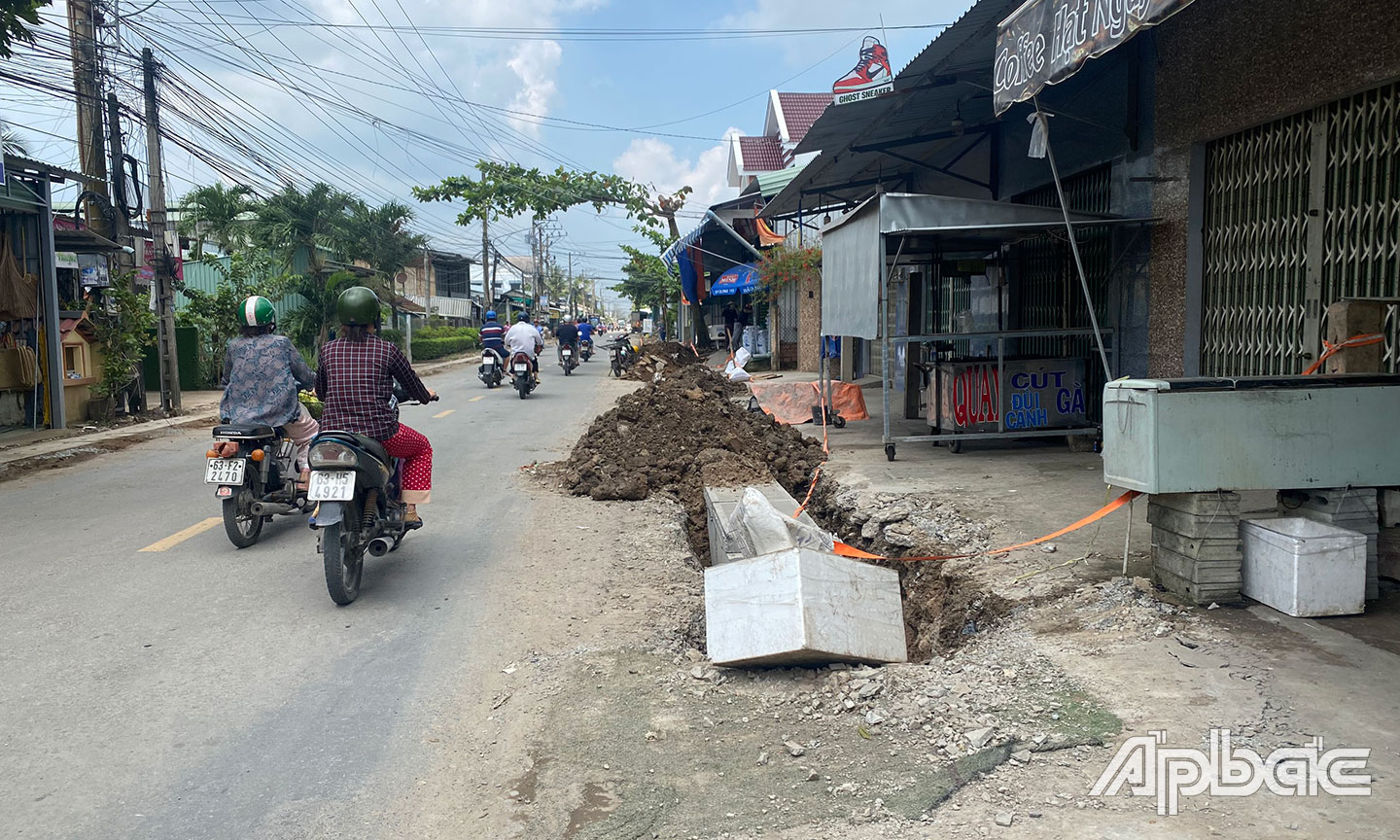 Người dùng các thùng mút cảnh báo các phương tiện.