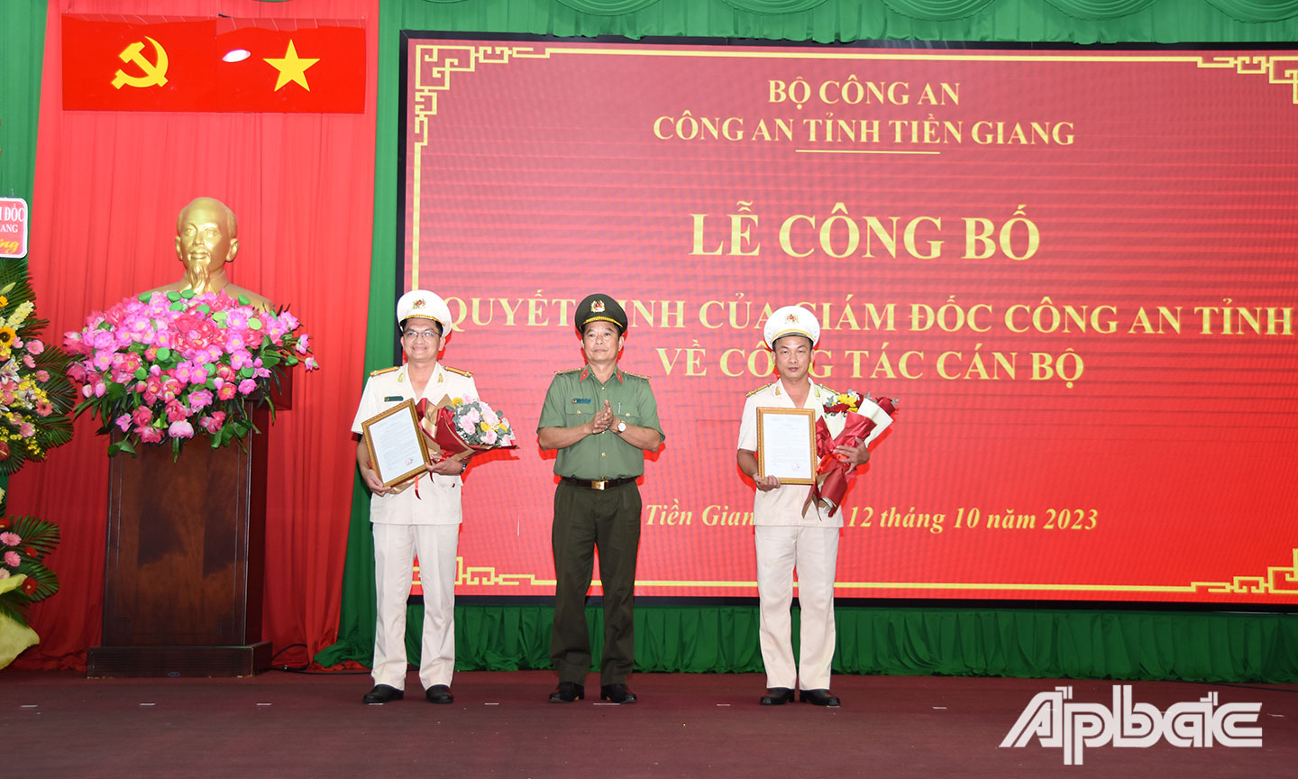 1.    Đại tá Nguyễn Hồng Khắc, Tỉnh ủy viên, Phó Bí thư Đảng ủy- Phó Giám đốc Công an tỉnh trao Quyết định của Giám đốc Công an tỉnh điều động Thượng tá Nguyễn Văn Ngưng (bìa phải), Trưởng Phòng Công tác đảng và công tác chính trị đến nhận công tác và giữ chức vụ Trưởng Phòng Tham mưu;  Điều động, bổ nhiệm Trung tá Phạm Minh Tuấn, Phó Trưởng phòng Tổ chức cán bộ đến nhận công tác và giữ chức vụ Trưởng Phòng Công tác đảng và công tác chính trị, Công an tỉnh Tiền Giang. Ảnh: Trọng Tín.