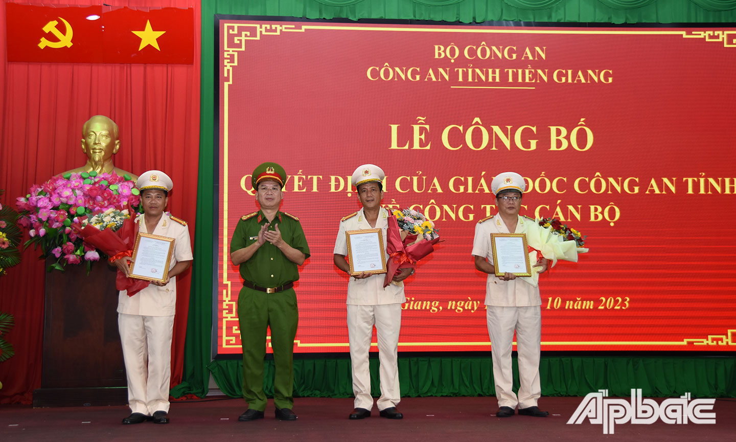 Đại tá Nguyễn Văn Lộc, Ủy viên Ban Thường vụ Đảng ủy, Phó Giám đốc Công an tỉnh trao Quyết định của Giám đốc Công an tỉnh điều động và bổ nhiệm Trung tá Phan Tuấn Khanh (bìa phải), Đội trưởng, Phòng tổ chức cán bộ đến nhận công tác và giữ chức vụ Phó Chánh Thanh tra Công an tỉnh; điều động và bổ nhiệm Trung tá Nguyễn Khánh Sơn, Đội trưởng, Phòng Hậu Cần đến nhận công tác và giữ chức vụ Phó Trưởng phòng An ninh chính trị nội bộ; bổ nhiệm Trung tá Nguyễn Bá Tường (bìa trái), Đội trưởng, giữ chức vụ Phó Trưởng phòng Kỹ thuật hình sự, Công an tỉnh Tiền Giang. Ảnh: Trọng Tín.