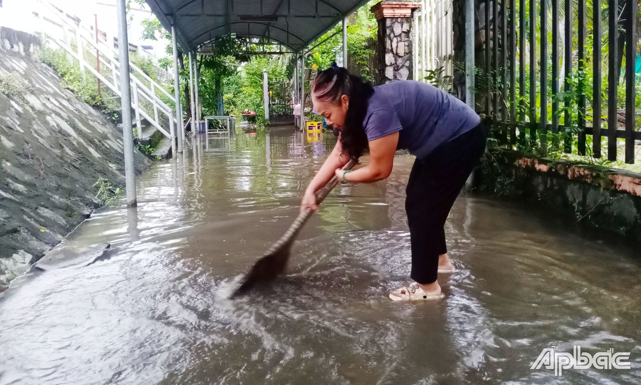 Triều cường ngập tại phường 10, TP. Mỹ Tho.