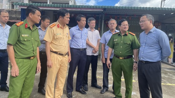 Ông Khuất Việt Hùng (ngoài cùng bên phải), Phó Chủ tịch chuyên trách Ủy ban An toàn giao thông quốc gia, tại hiện trường vụ tai nạn giao thông do xe Thành Bưởi gây ra làm 4 người chết trên quốc lộ 20 ngày 30-9. Ảnh: HOÀNG BẮC