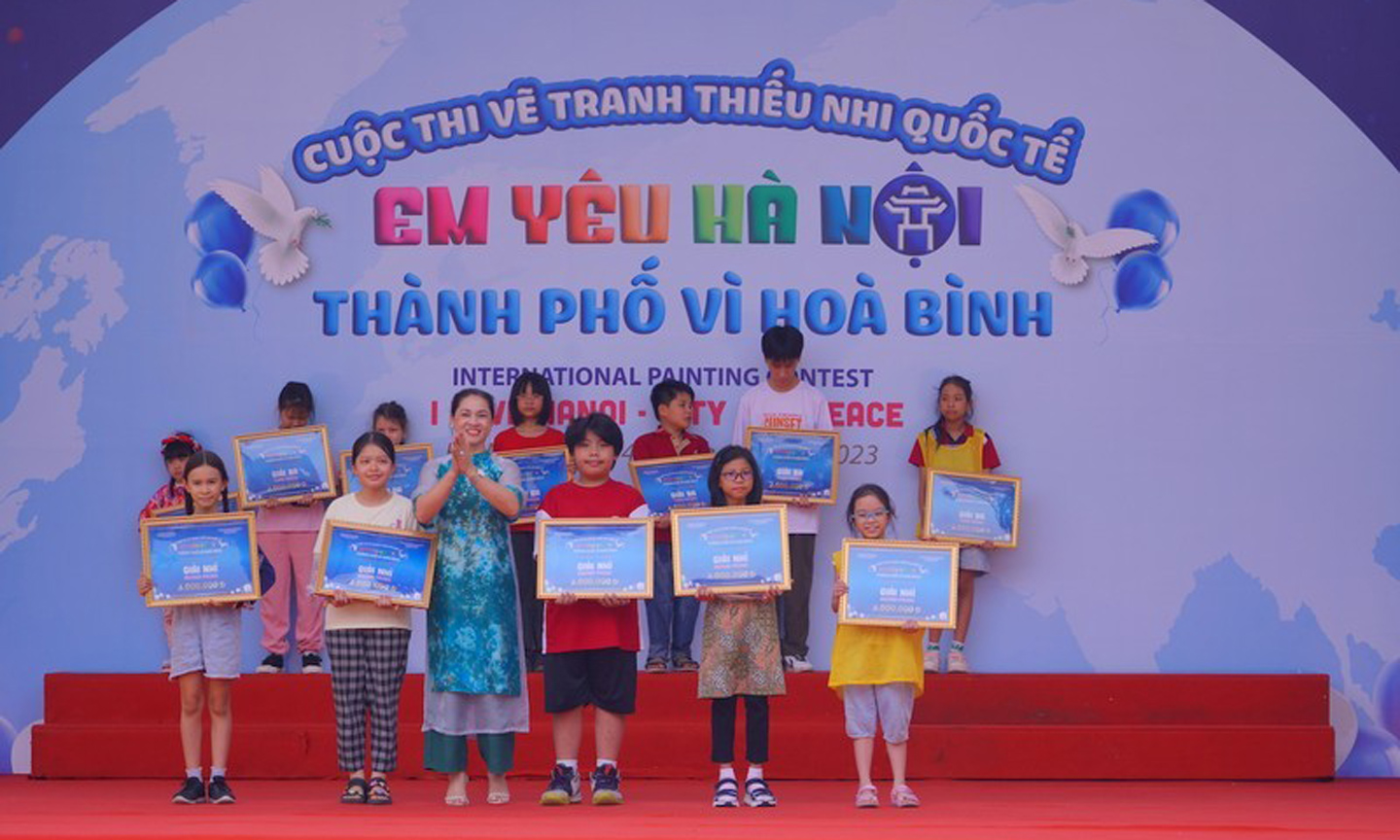 ABO/NDO- More than 300 Vietnamese and foreign children joined the international painting contest entitled ‘I love Hanoi - City for Peace’, which kicked off at Tay Ho district’s creative space in Hanoi on October 14.