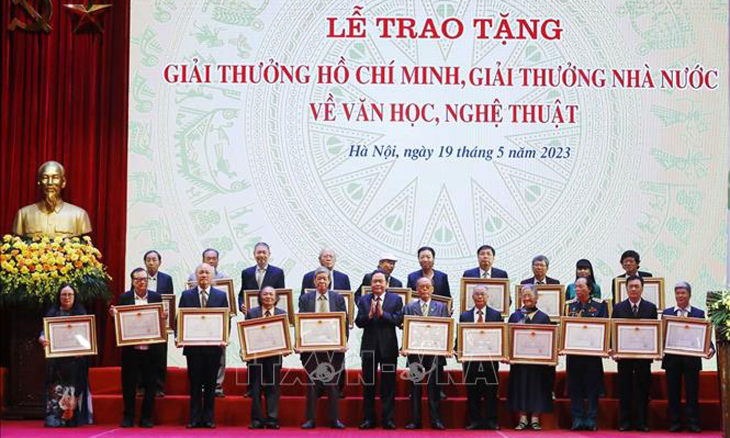 Phó Chủ tịch Thường trực Quốc hội Trần Thanh Mẫn trao Giải thưởng Nhà nước tặng các tác giả, đại diện gia đình tác giả, ngày 19/5/2023. Ảnh: Lâm Khánh/TTXVN