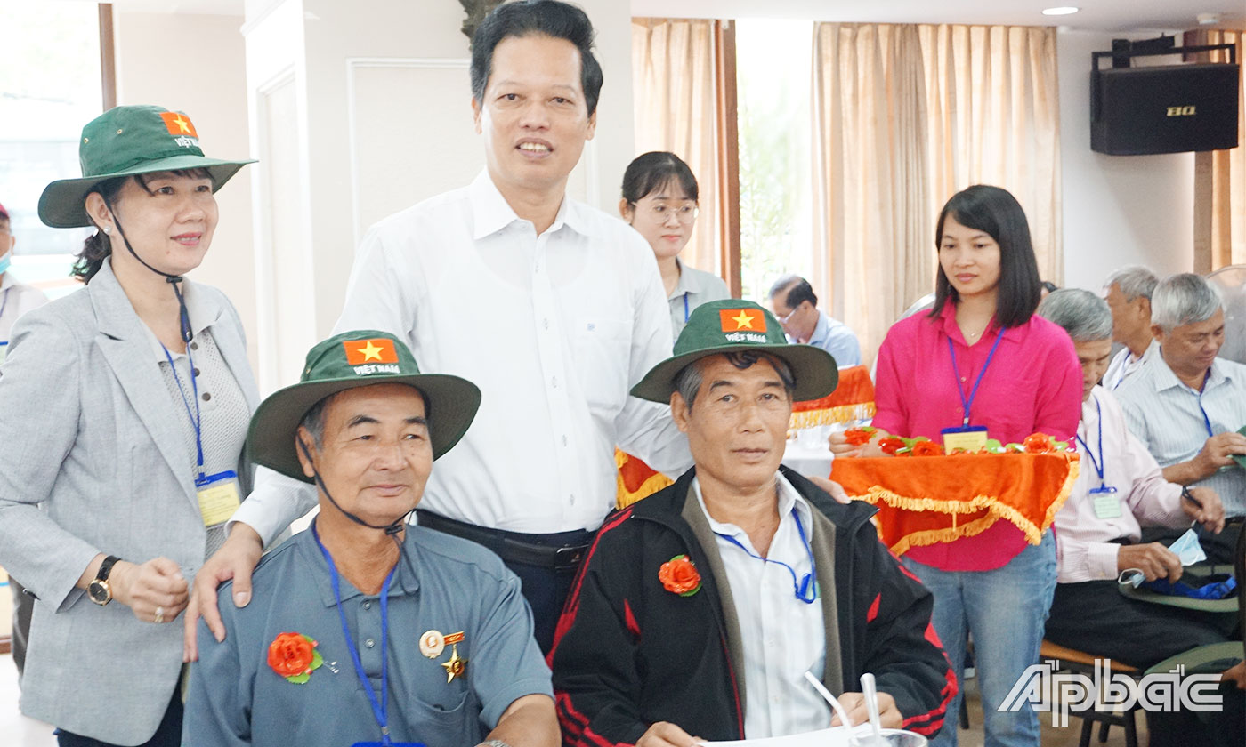 Phó Chủ tịch UBND tỉnh Nguyễn Thành Diệu cài hoa và tặng quà cho người có công với cách mạng 