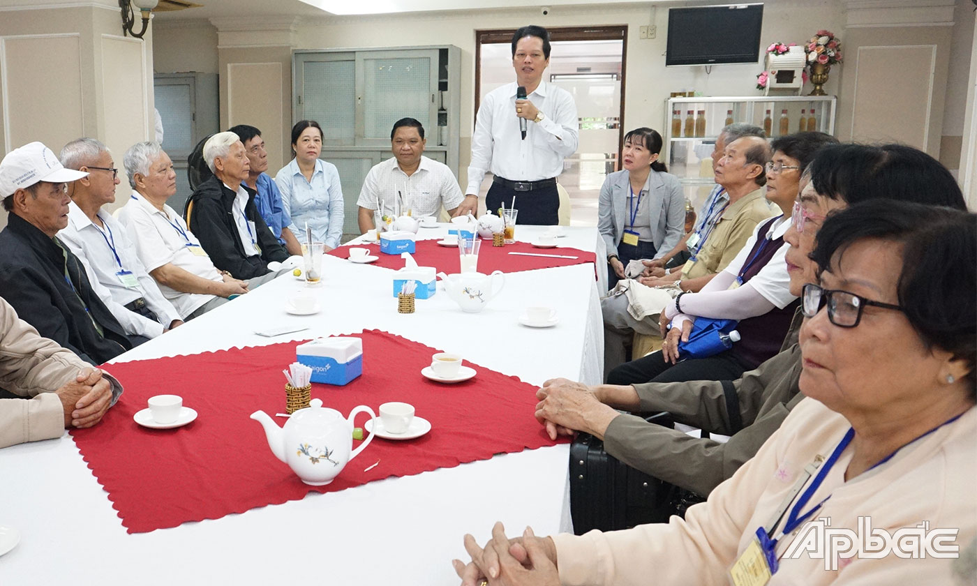 :  Đồng chí Nguyễn Thành Diệu, Phó Chủ tịch UBND tỉnh chúc các thành viên trong Đoàn có nhiều sức khoẻ và có chuyến tham quan thủ đô thú vị