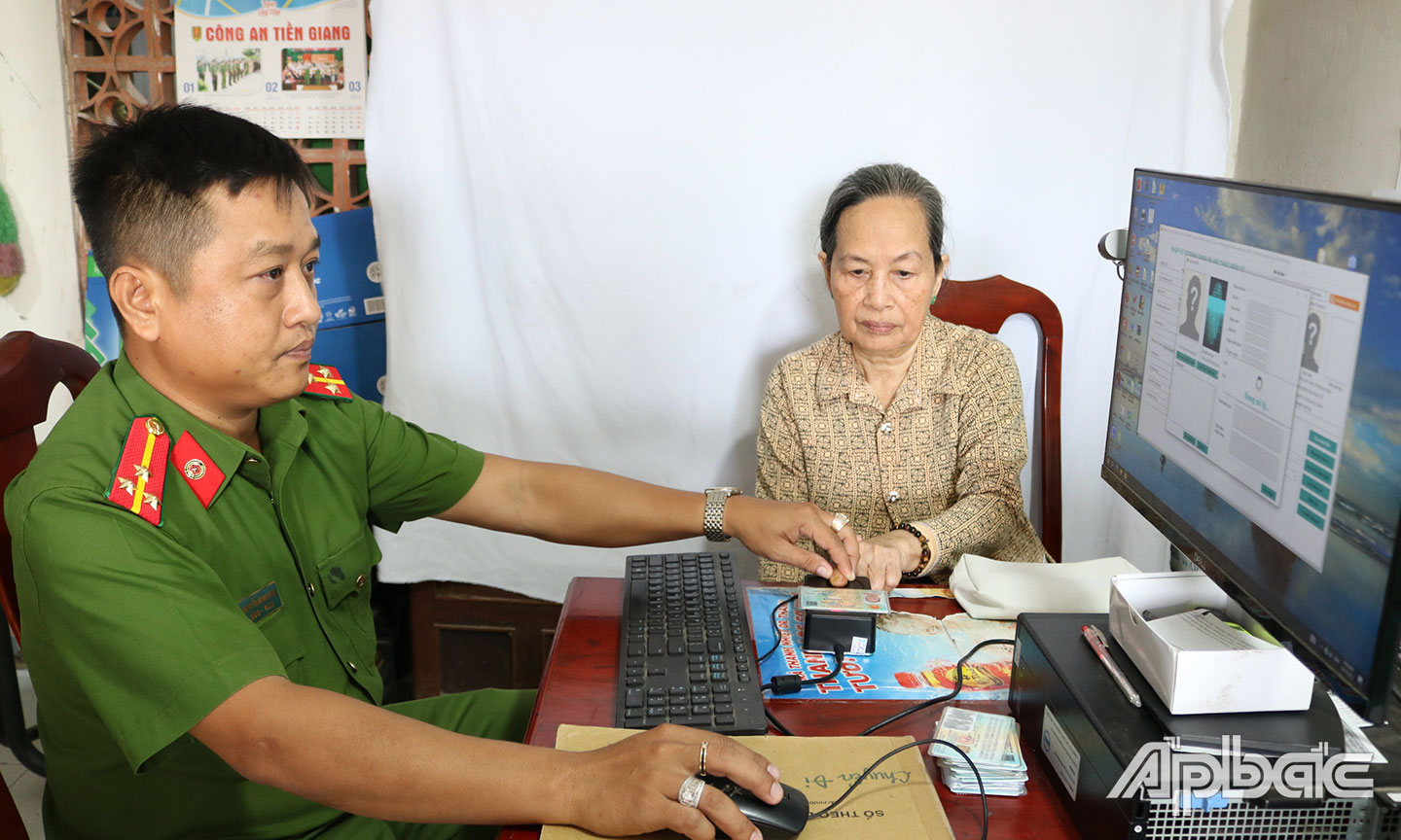 Thu nhận thông tin đăng ký, kích hoạt tài khoản định danh  điện tử VNeID cho người dân tại xã Phú An.