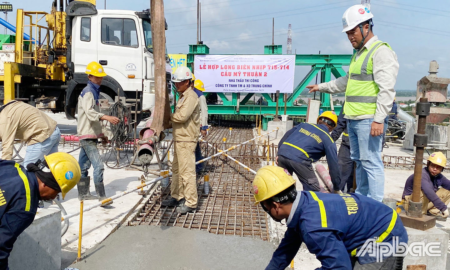 Tháng 8-2023, hàng trăm kỹ sư, công nhân được huy động để đẩy nhanh tiến độ dự án.