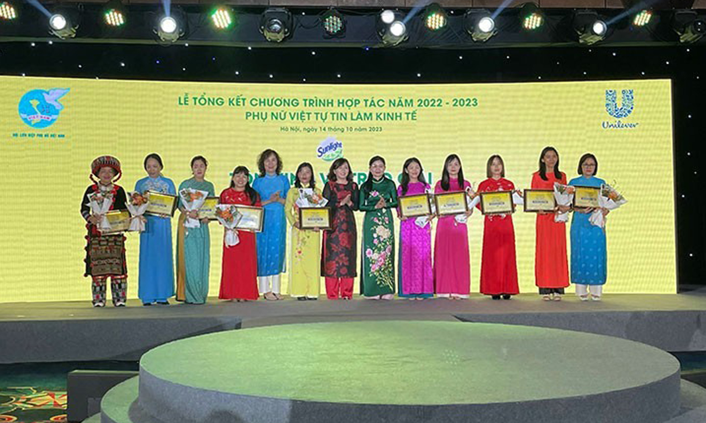 The top ten outstanding Vietnamese women honoured at the ceremony. (Photo: NDO)