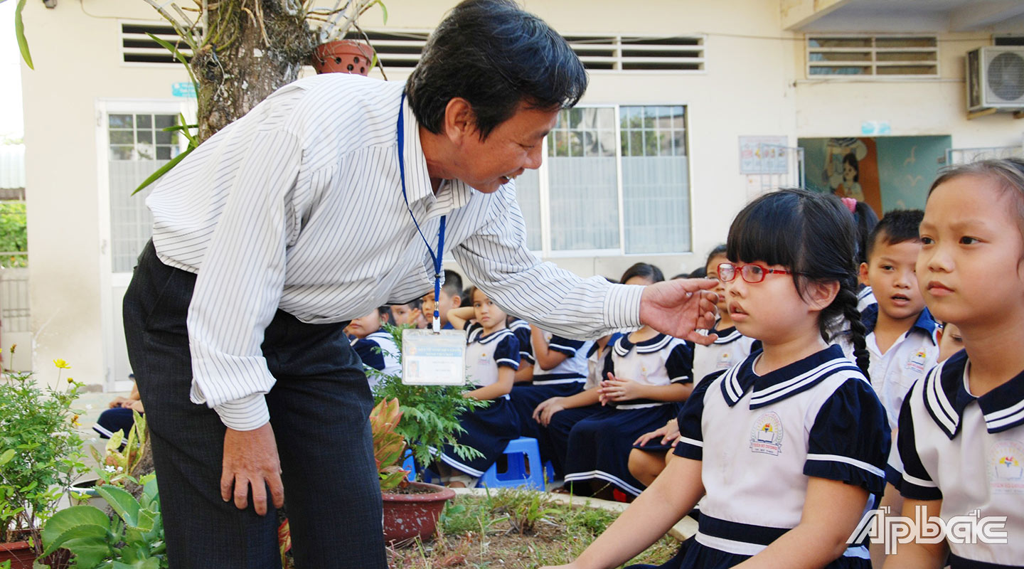 Hướng dẫn học sinh chăm sóc mắt trong trường học.