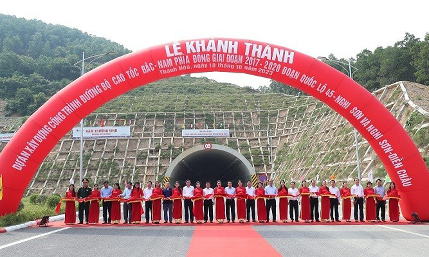 The inauguration ceremony of the National Highway 45-Nghi Son and Nghi Son-Dien Chau Expressways.