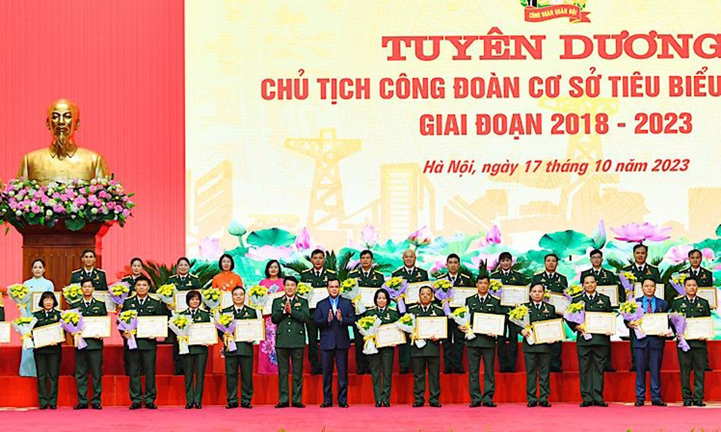 Outstanding military grassroots trade union presidents honoured at the ceremony (Photo: NDO).