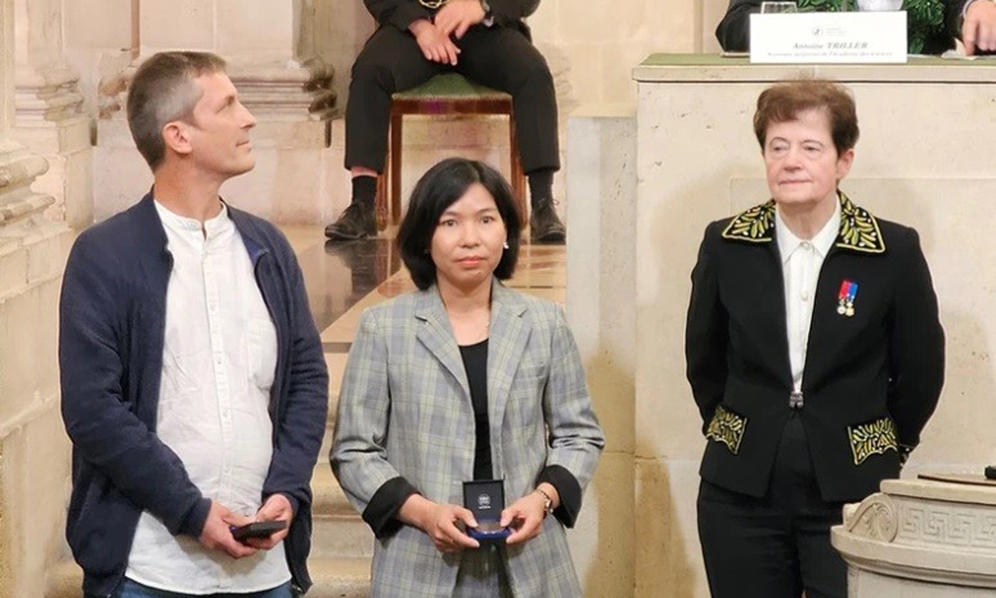 Scientist Hoang Thi Giang and her co-researcher Prof. Stéphane Jouannic.