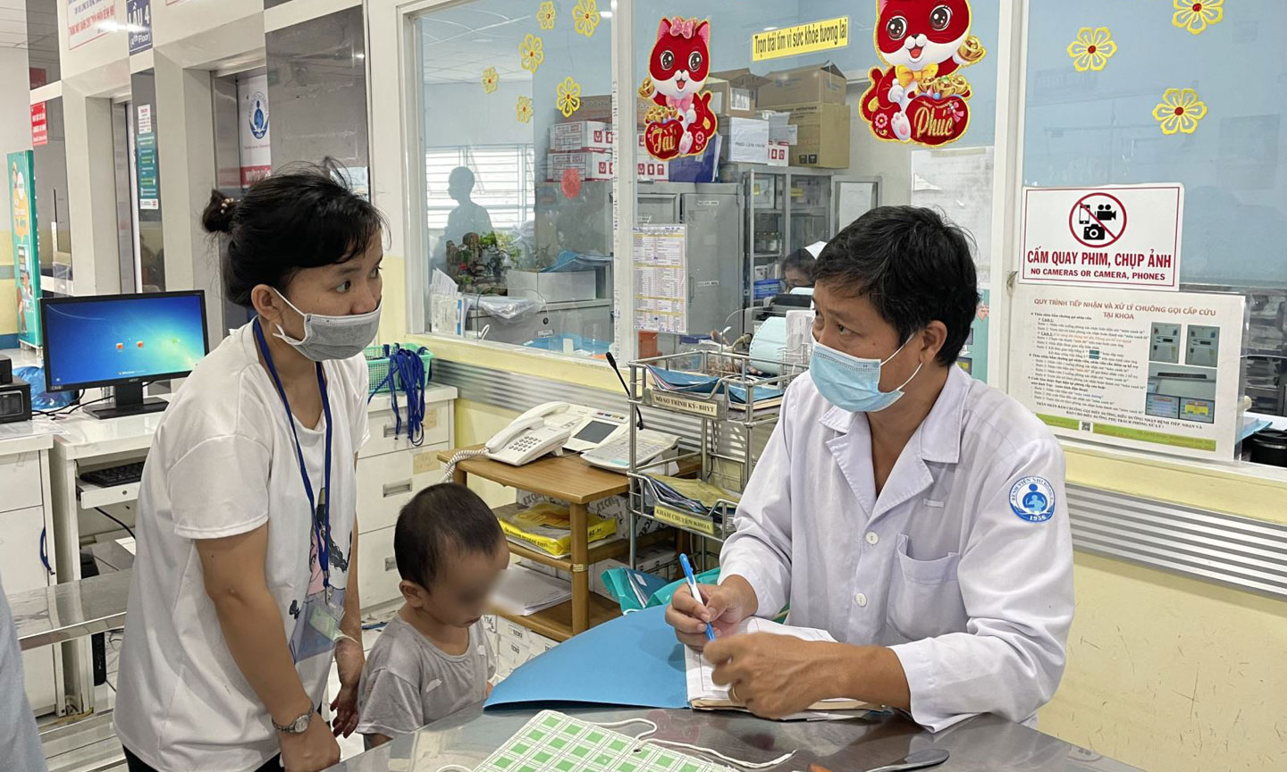 Bệnh nhi bị tay chân miệng khám tại Bệnh viện Nhi đồng 1 (TP Hồ Chí Minh).