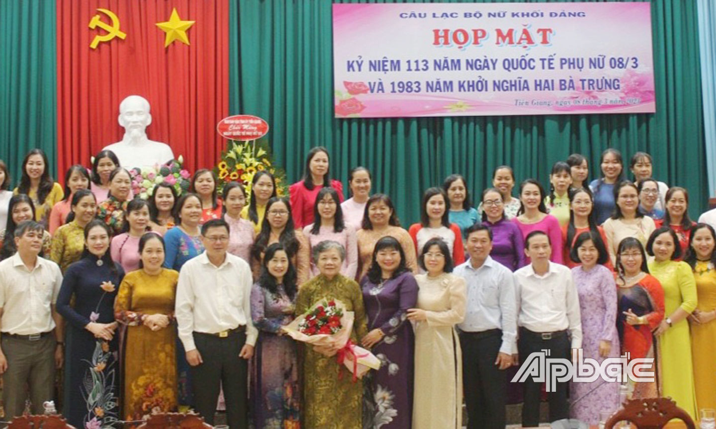 Họp mặt Câu lạc bộ nữ khối Đảng.