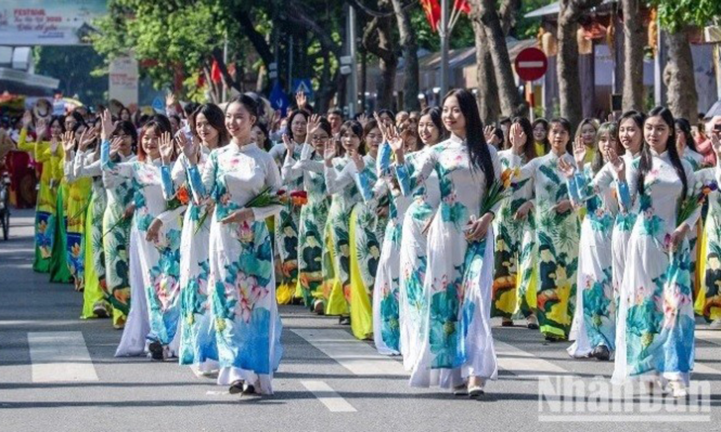  An Ao dai parade at the Hanoi Autumn Festival, October 2023 (Illustrative image: Thanh Dat)