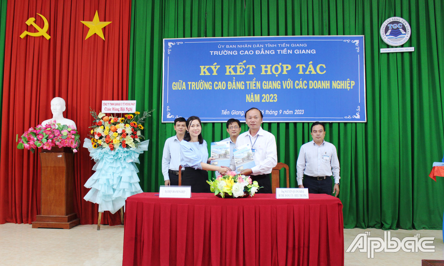  Trường Cao đẳng Tiền Giang ký kết biên bản hợp tác giữa nhà trường với các doanh nghiệp  vào cuối tháng 9 vừa qua. 