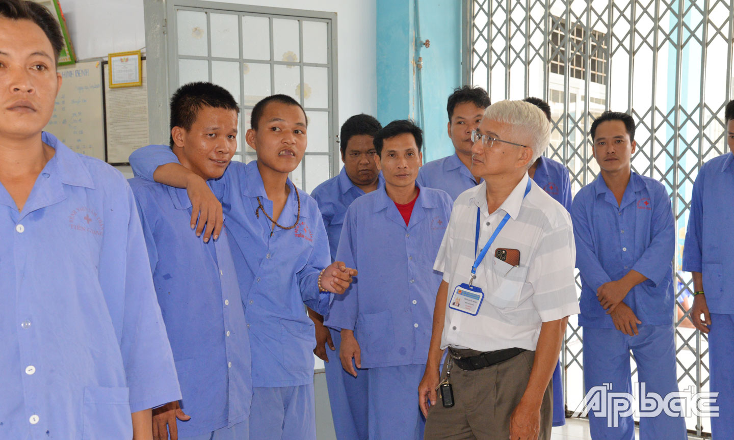 Bác sĩ CK2 Trần Quốc Kính thăm hỏi, động viên bệnh nhân tâm thần tích cực điều trị phục hồi sức khỏe tại Bệnh viện Tâm thần Tiền Giang.