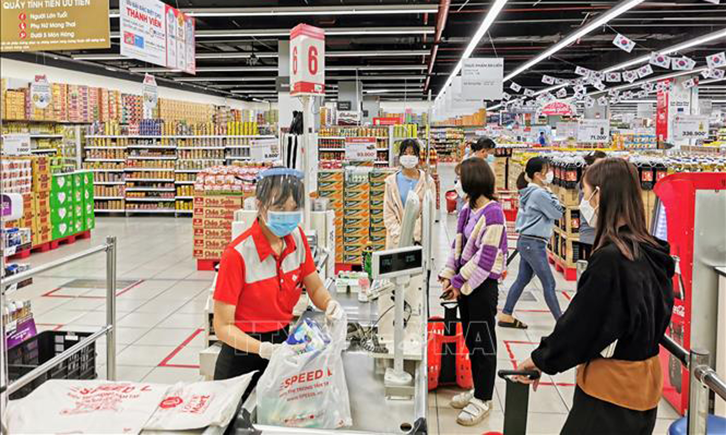 Khách hàng mua sắm tại siêu thị Lotte Mart Cần Thơ. Ảnh: Thanh Liêm/TTXVN