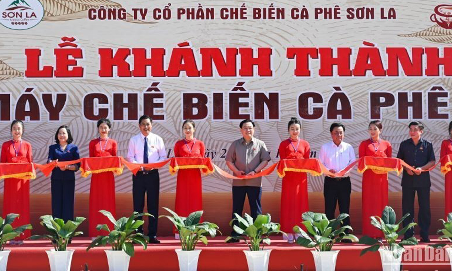 NA Chairman Vuong Dinh Hue attends the inauguration ceremony of the Son La coffee processing factory. (Photo: Duy Linh).