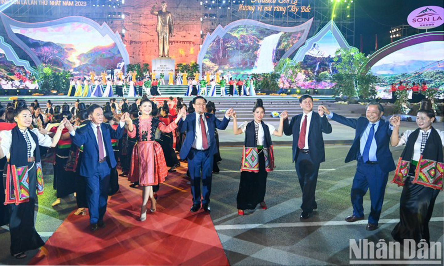 National Assembly Chairman Vuong Dinh Hue and other delegate join the xoe dance at the festival. (Photo: Duy Linh).