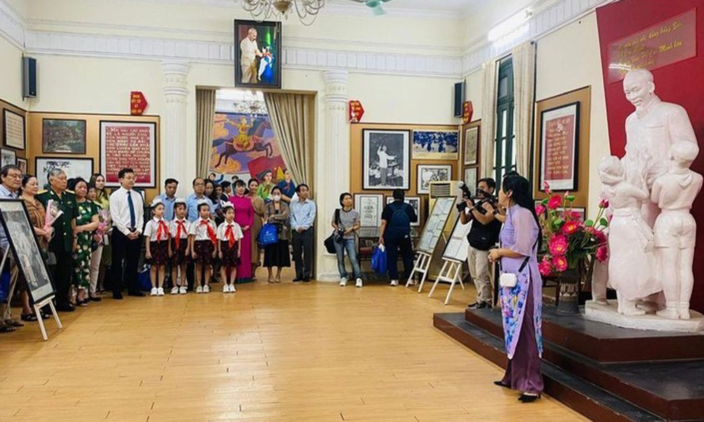 Delegates visit the house where Uncle Ho signed the agreement, now the memorial house at the Hanoi Children's Palace. (Photo: NDO).