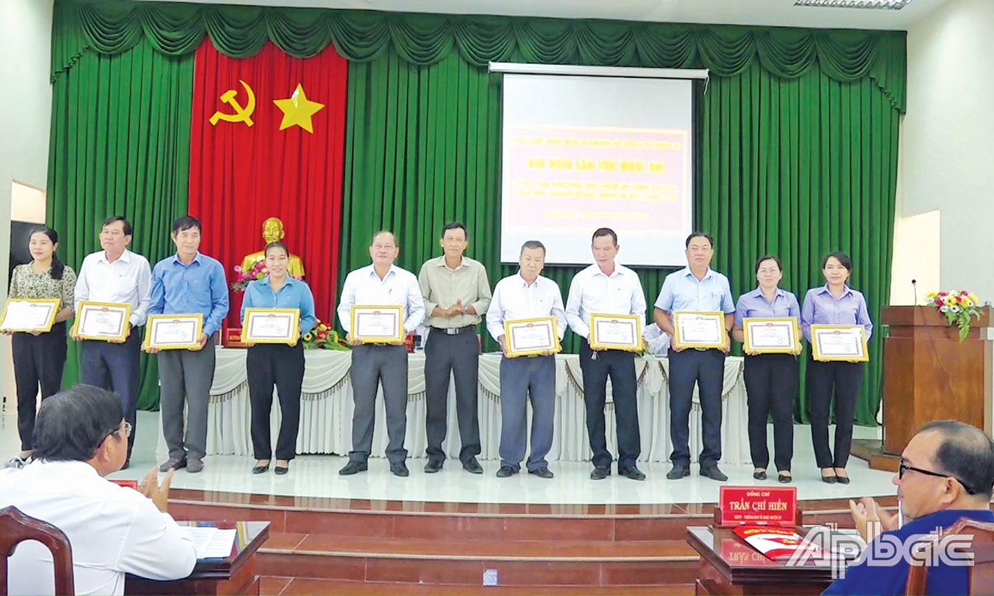  Đại diện lãnh đạo UBKT Huyện ủy Gò Công Tây (thứ 5 từ phải sang) nhận Giấy khen của BTV Huyện ủy vì có thành tích hoàn thành xuất sắc nhiệm vụ năm 2022.