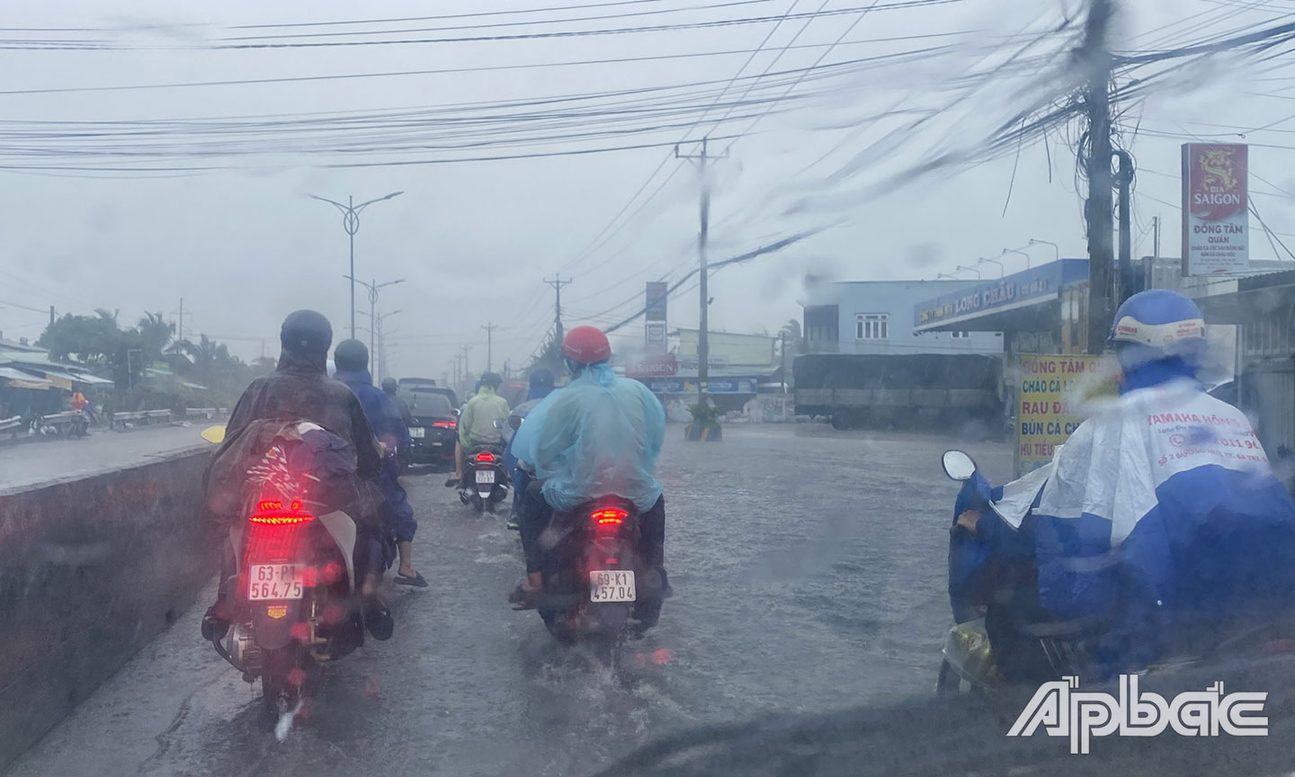 Do ngập nước các phương tiện xe máy chạy sang phần đường dành cho ô tô.