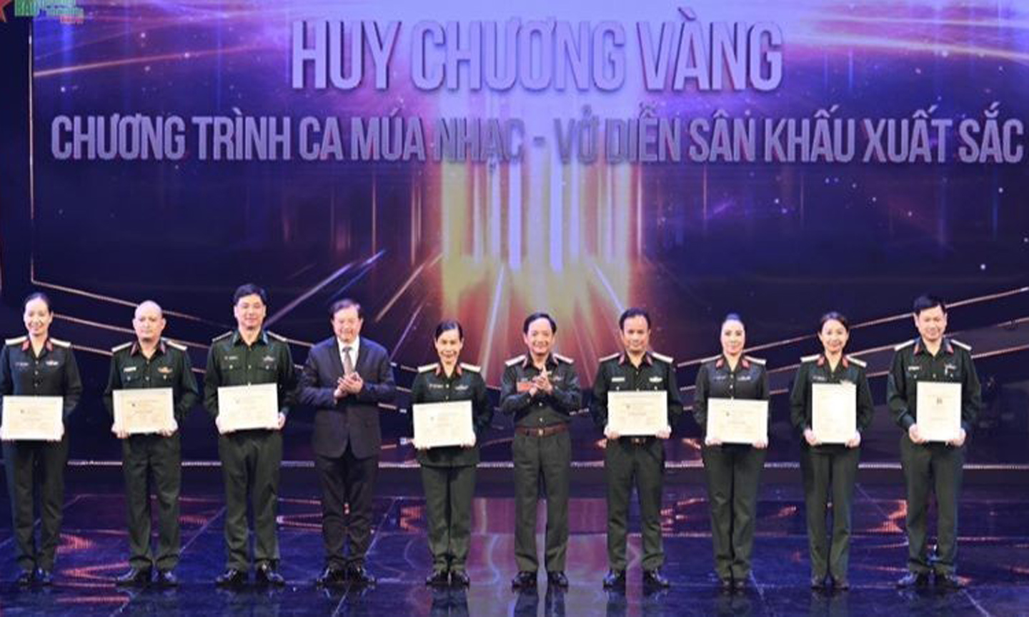 Gold medals presented to the best song and dance programmes and stage plays. (Photo: NDO).