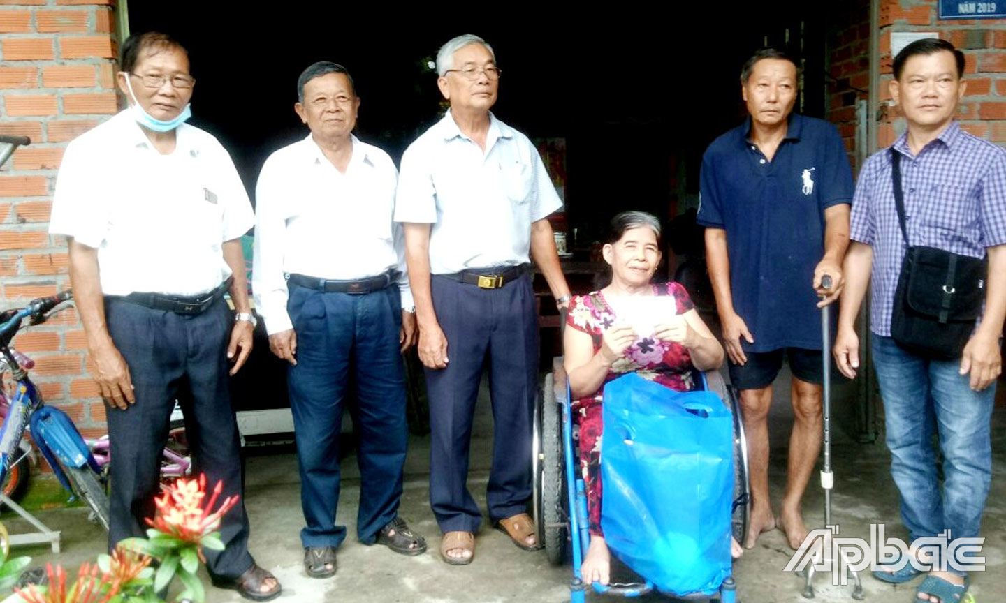 Lãnh đạo Hội NNCĐDC TX. Cai Lậy và xã Mỹ Phước Tây đến thăm hỏi, tặng quà NNCĐDC Phạm Thị Nhanh, ở ấp Kinh 12.