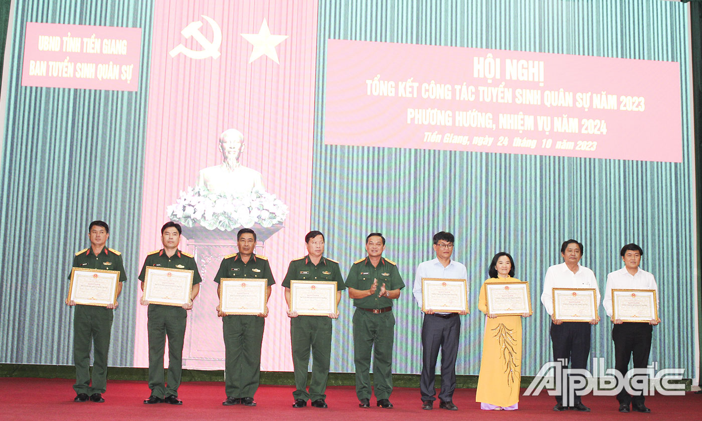 Các tập thể, cá nhân được nhân Bằng khen của Chủ tịch UBND tỉnh đã có thành tích xuất sắc trong công tác tuyển sinh quân sự năm 2023.