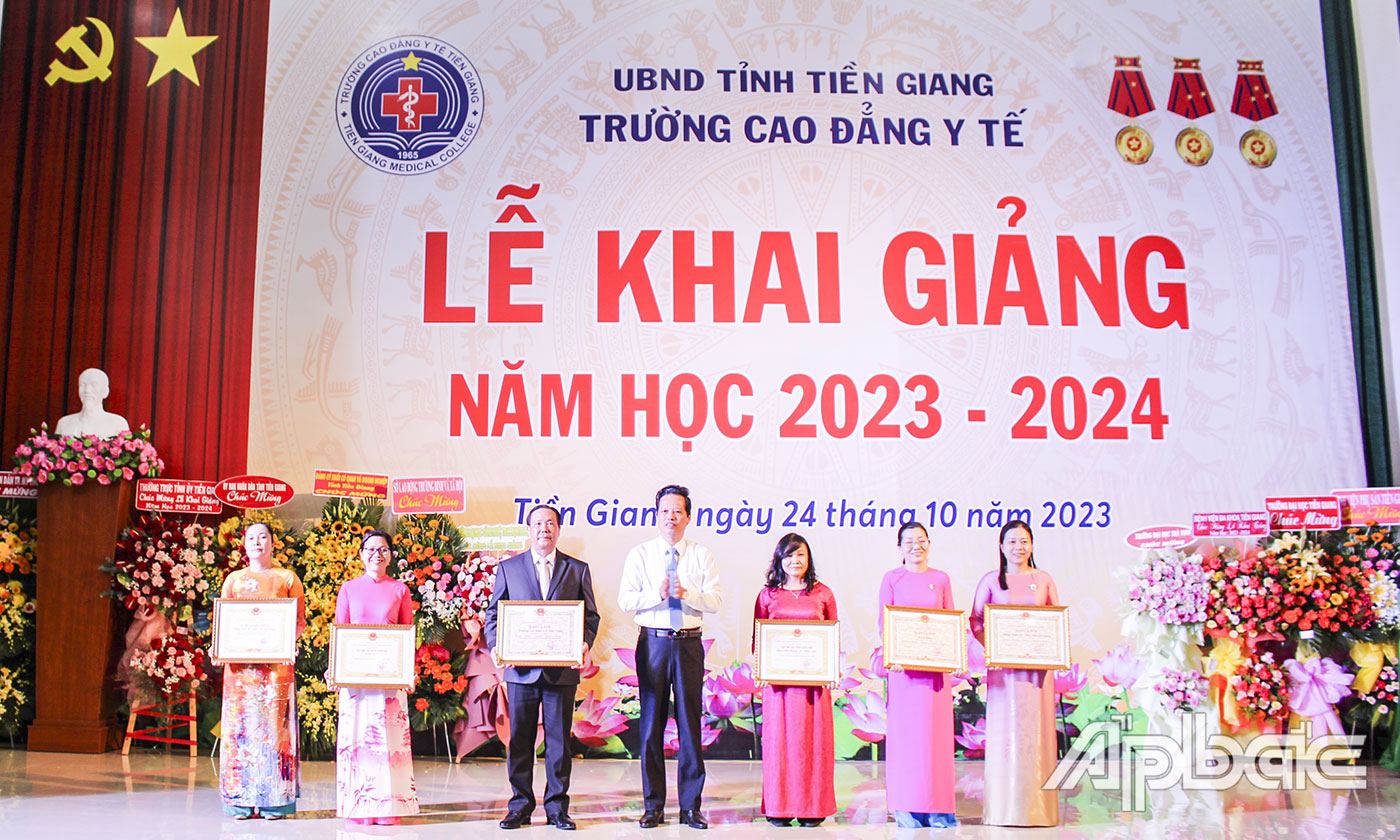 Phó Chủ tịch UBND tỉnh Tiền Giang Nguyễn Thành Diệu trao Bằng khen của Chủ tịch UBND tỉnh cho các tập thể, cá nhân có thành tích xuất sắc trong năm học 2022 - 2023.