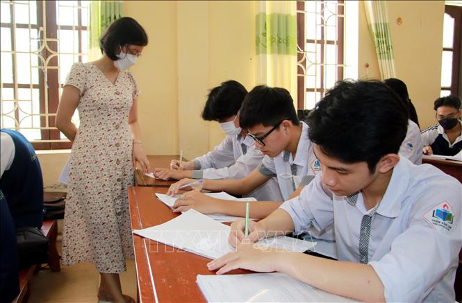 Giáo viên Trường THPT Trần Văn Lan (huyện Mỹ Lộc, tỉnh Nam Định) hướng dẫn học sinh lớp 12 ôn tập chuẩn bị bước vào Kỳ thi tốt nghiệp THPT năm 2022. Ảnh tư liệu: Văn Đạt/TTXVN