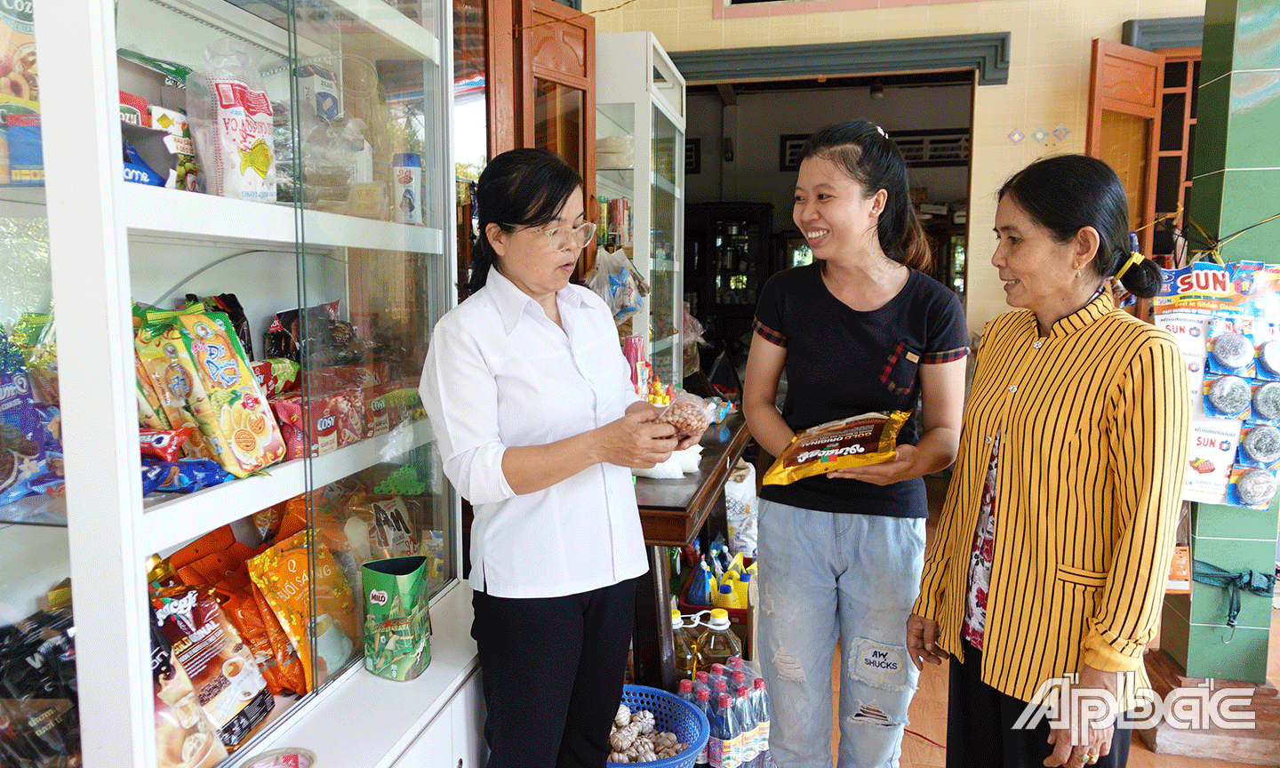 Chị Võ Thị Kim Nga (giữa) với mô hình kinh doanh tạp hóa.