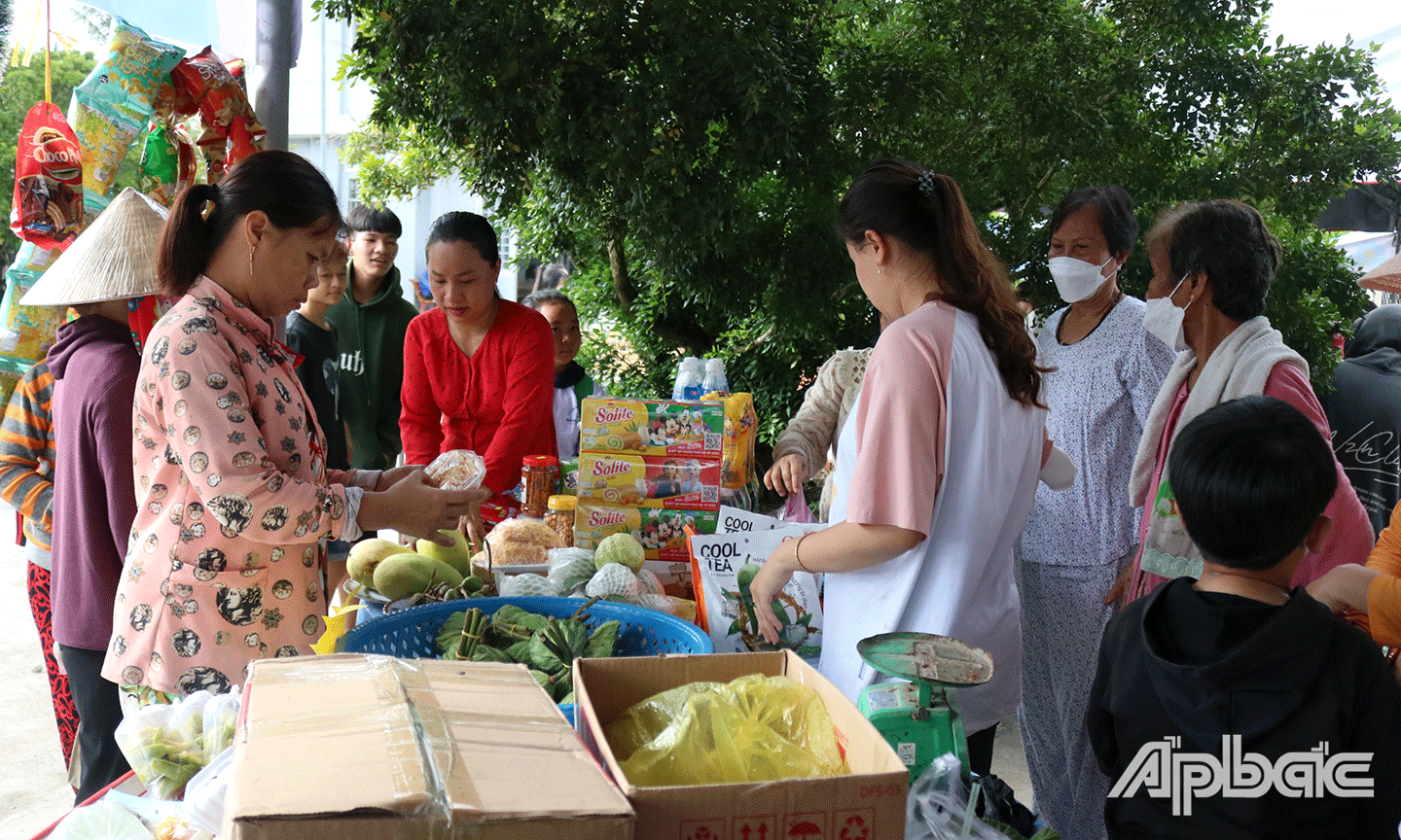 Phiên “Chợ quê” giới thiệu sản phẩm khởi nghiệp của hội viên, phụ nữ tại xã Phú Cường.