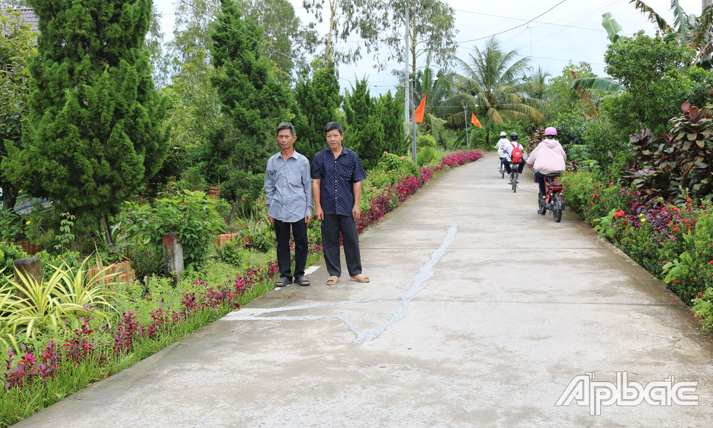 Một “con đường văn hóa” của xã được đẹp hơn nhờ sự góp sức của nhân dân. 