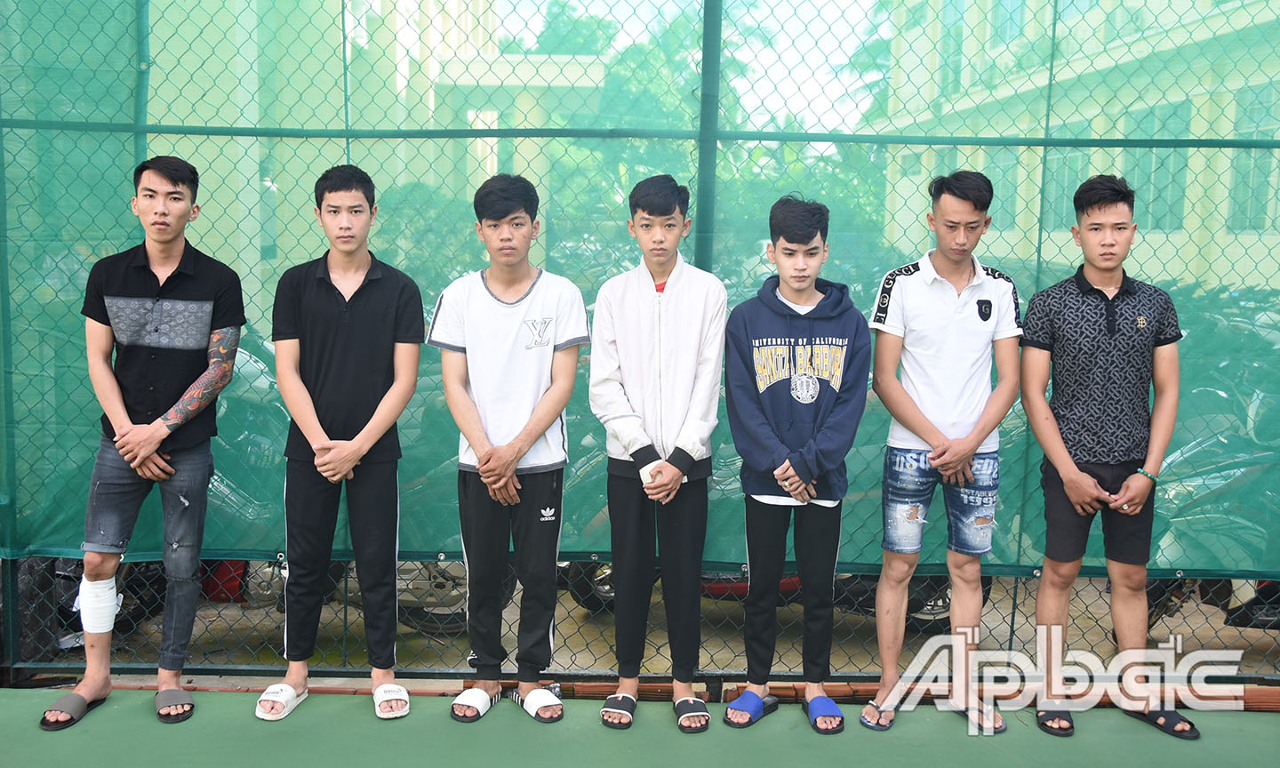 Các đối tượng liên quan vụ gây rối trật tự công cộng được triệu tập đến Công an thành phố Mỹ Tho làm việc. Ảnh Trọng Tín