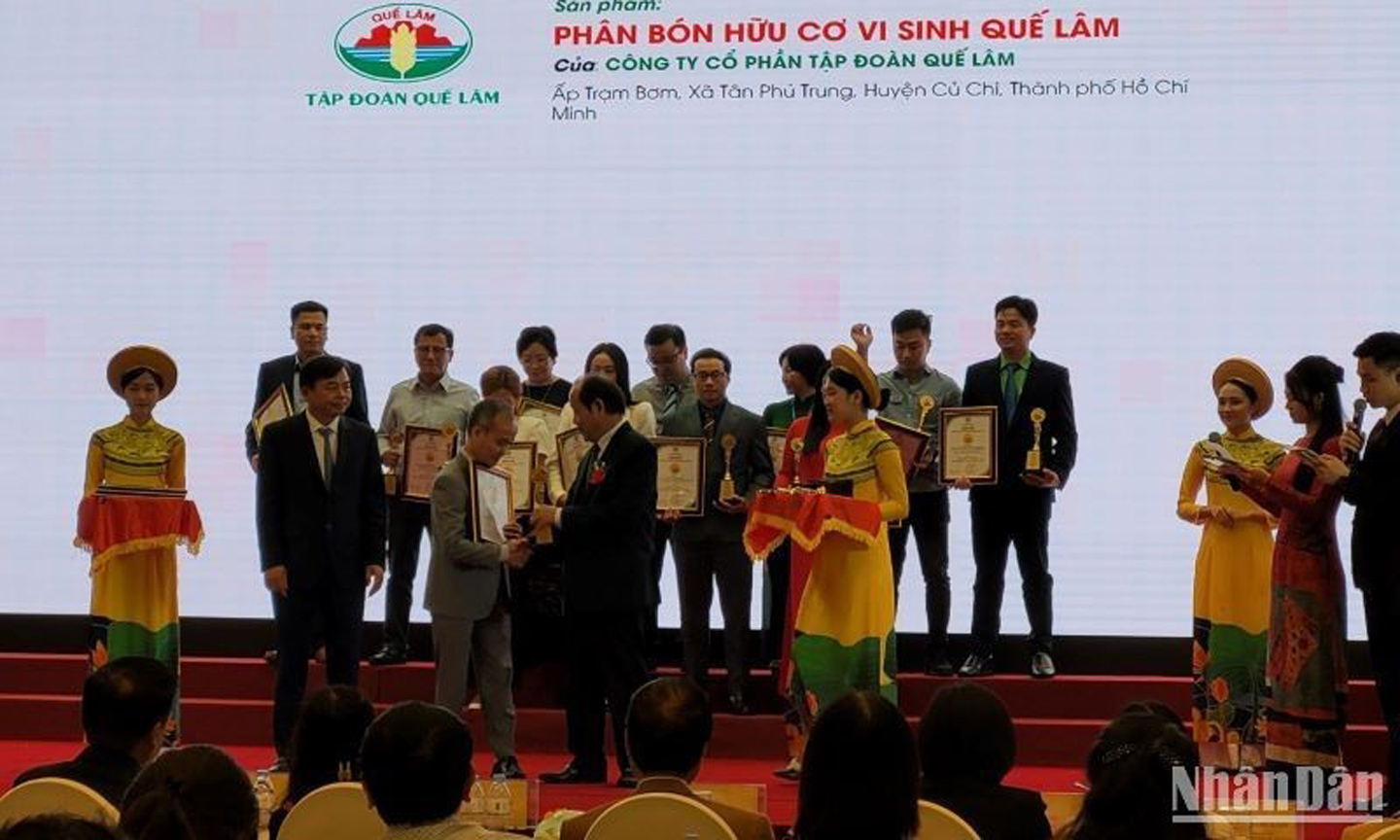 ABO/NDO- The General Council of Agriculture and Rural Development of Vietnam held a conference on October 25 to celebrate the 10th anniversary of its founding and honour 99 golden agricultural brands.