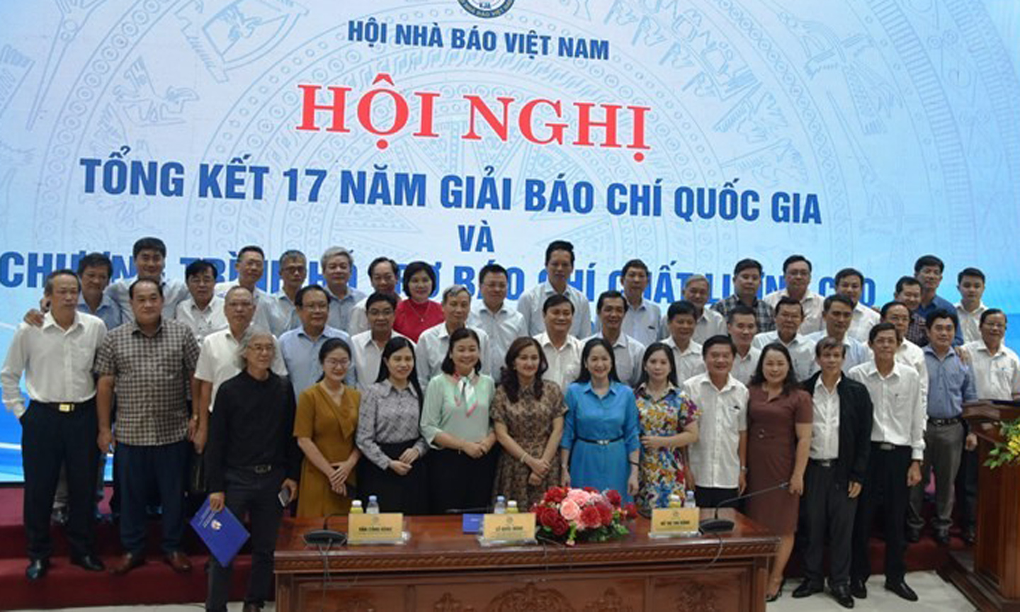 Delegates pose for souvenir photos at the conference.