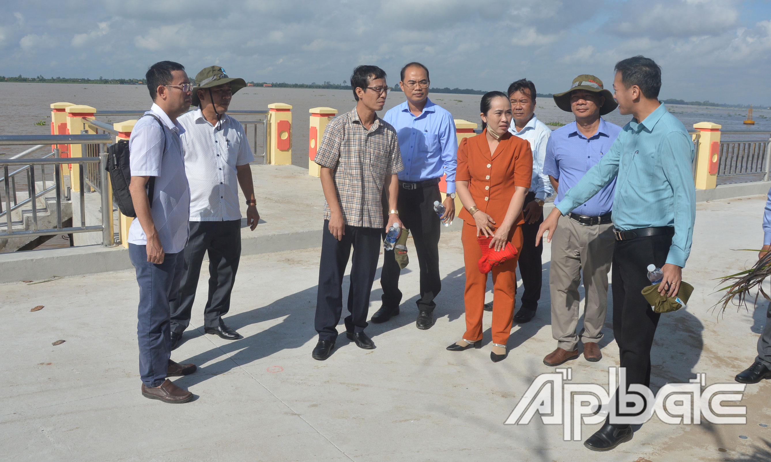 Đoàn công tác của Cục Kinh tế hợp tác và Phát triển nông thôn - Bộ Nông nghiệp và Phát triển nông thôn vừa đến kiểm tra công trình kè chống sạt lở Tân Phong.