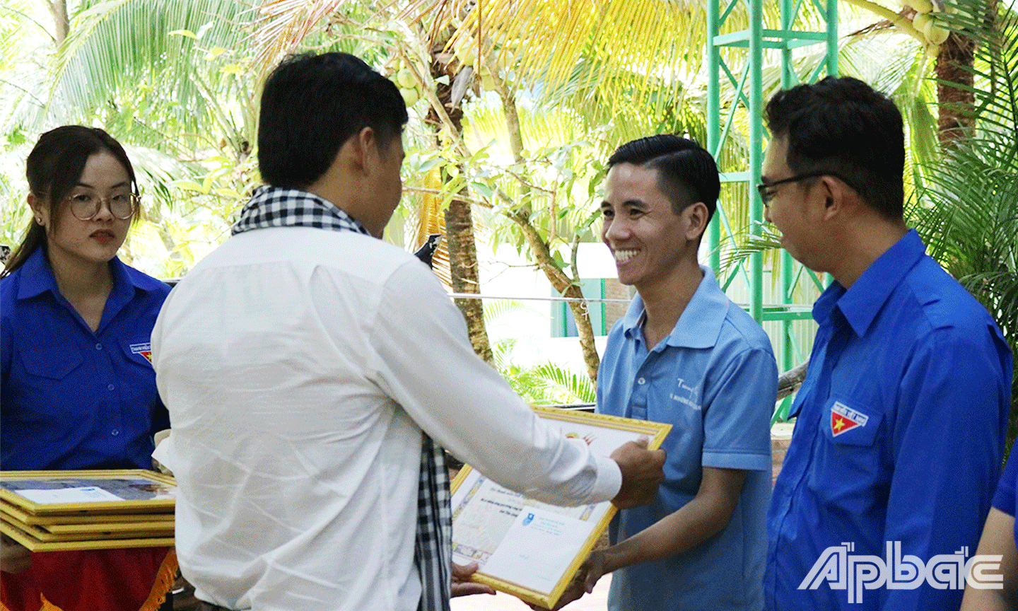 Bí thư Tỉnh đoàn Tiền Giang Nguyễn Quang Minh tặng Bằng khen đã có nhiều đóng góp trong công tác Đoàn và phong trào thanh niên tỉnh Tiền Giang năm 2023