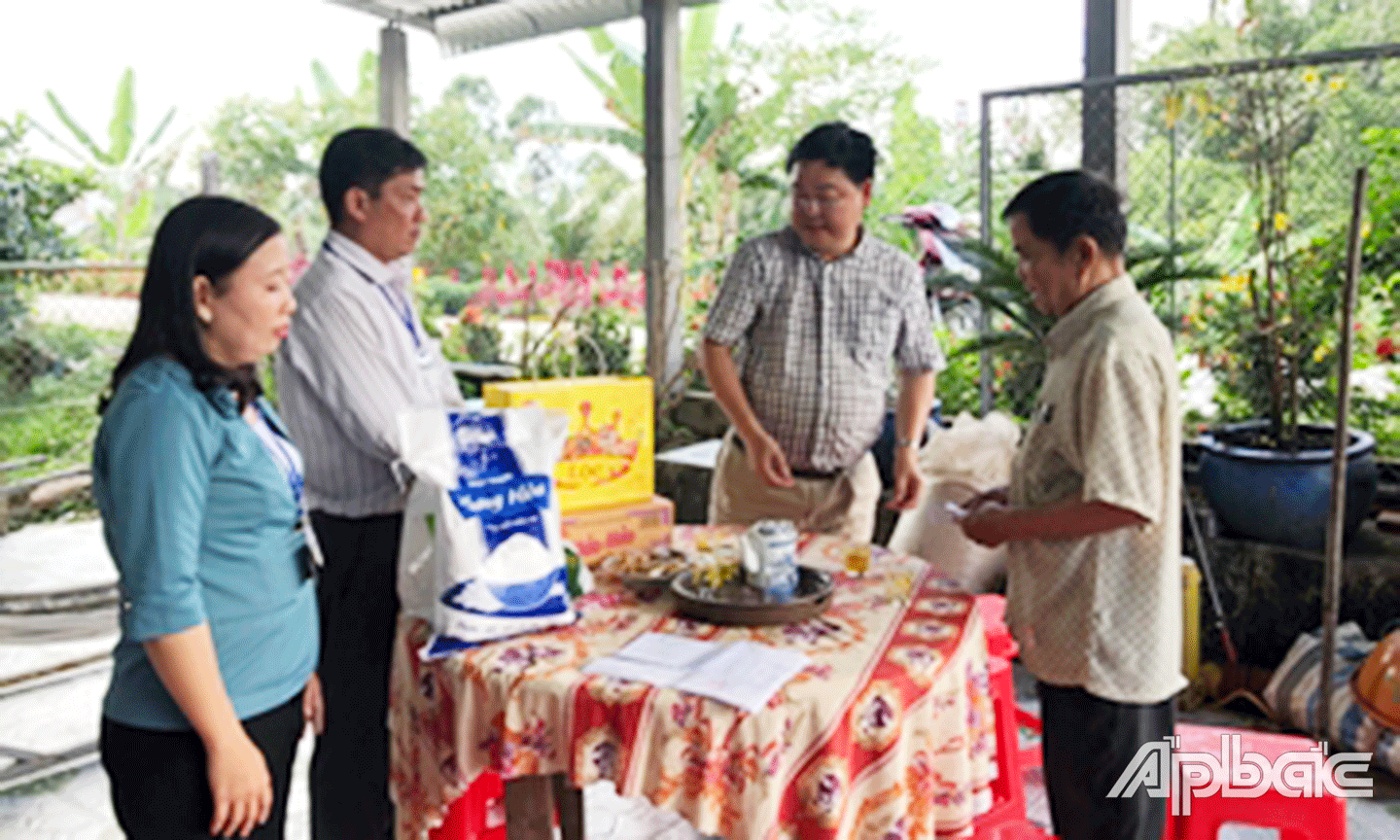 Chủ tịch UBND huyện Tân Phước Trần Hoàng Phong (thứ 2 từ phải qua) thăm hỏi, tặng quà  cho gia đình chính sách tại khu phố 3, thị trấn Mỹ Phước.