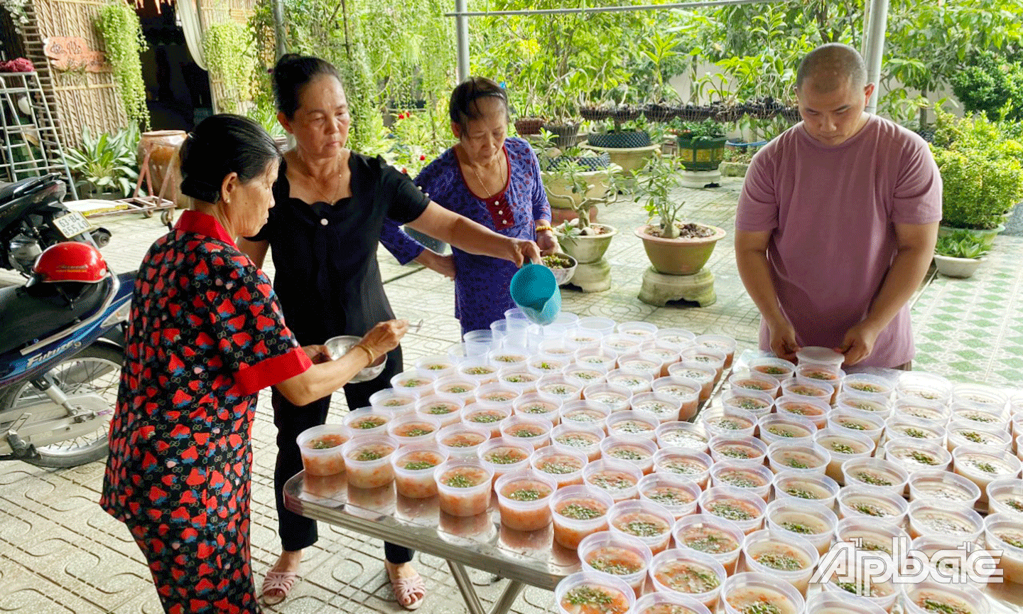 Những suất cơm, cháo ấm nóng, kịp chuyển đến các bệnh nhân. 