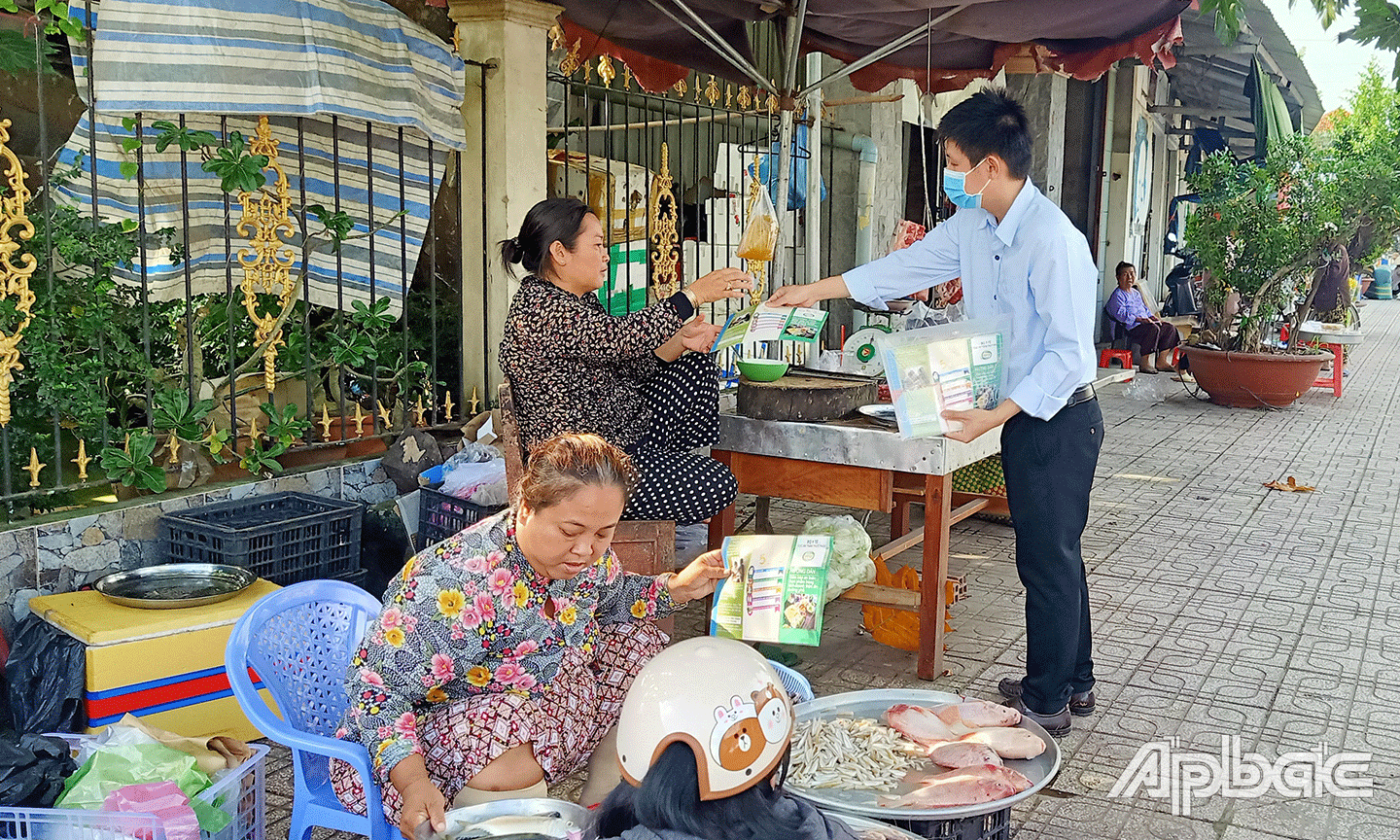 Ngành Y tế huyện Chợ Gạo tổ chức tuyên truyền lưu động về ATTP tại các chợ trên địa bàn huyện.