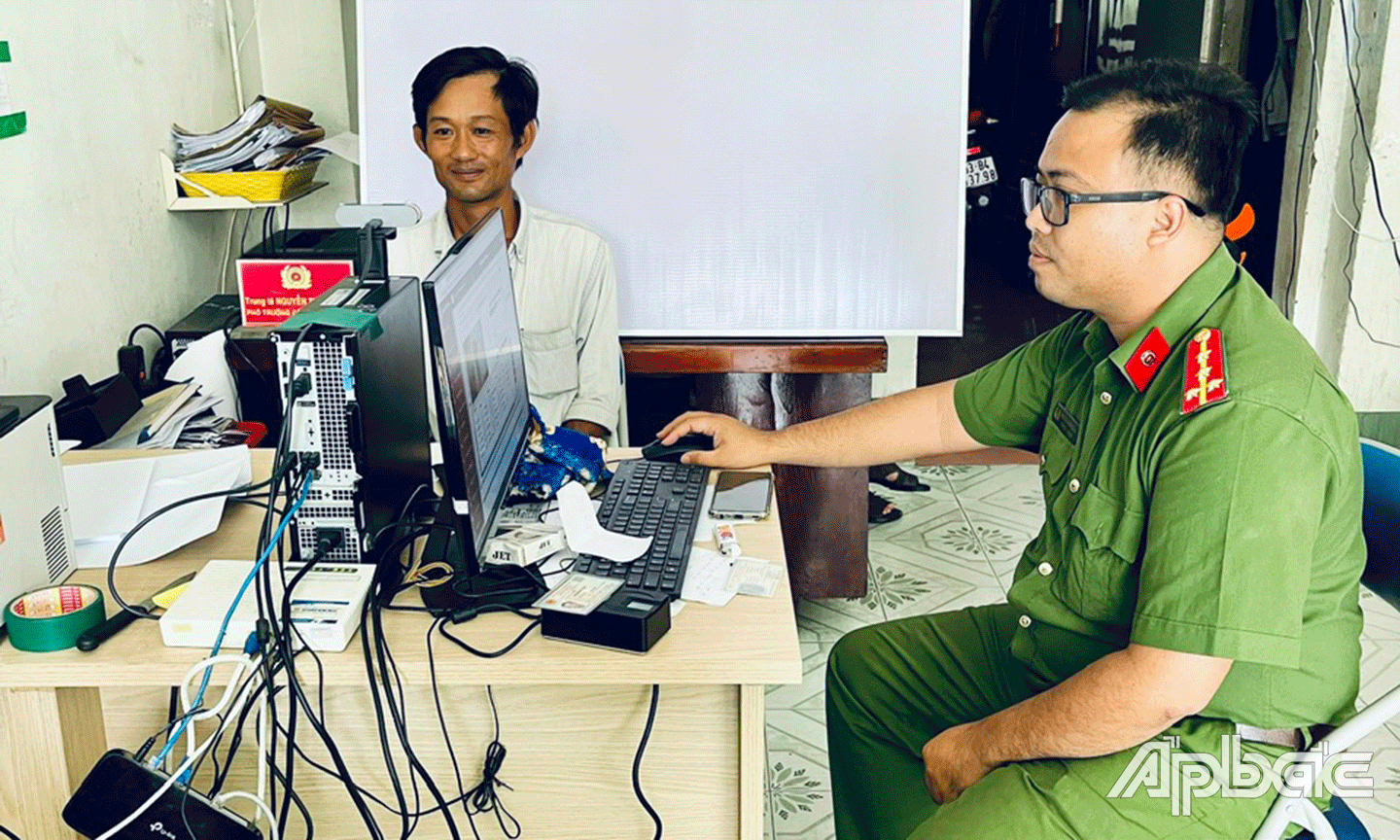 Công an phường 8 cài đặt mức 2 cho nhân dân