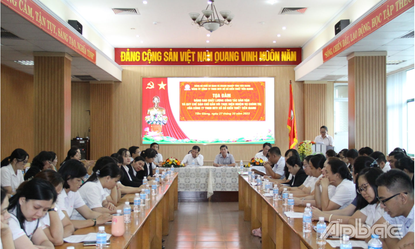 Quang cảnh buổi tọa đàm.