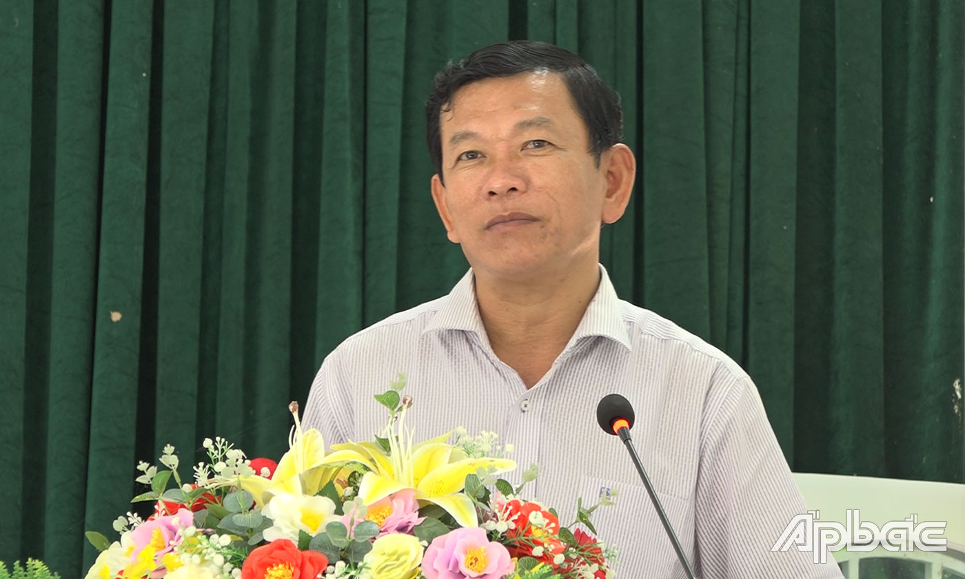 Đồng chí Bùi Thái Sơn, Bí thư Huyện ủy, Chủ tịch UBND huyện Tân Phú Đông phát biểu tại hội nghị.