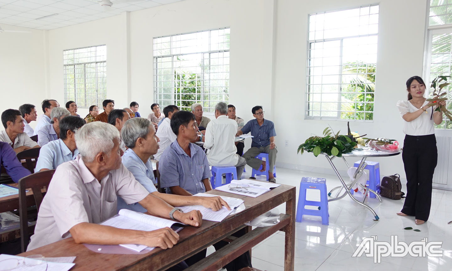 Lớp tập huấn chuyển giao kỹ thuật trồng và nhân giống cây sầu riêng cho nông dân tại xã Mỹ Thành Nam,  huyện Cai Lậy).