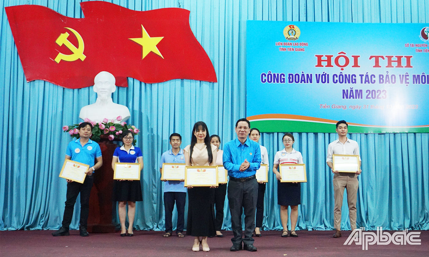 Chủ tịch Liên đoàn lao động tỉnh Tiền Giang Nguyễn Minh Hùng trao giải Nhất cho đơn vị Công ty Trách nhiệm hữu hạn Phát triển khu công nghiệp Long Giang